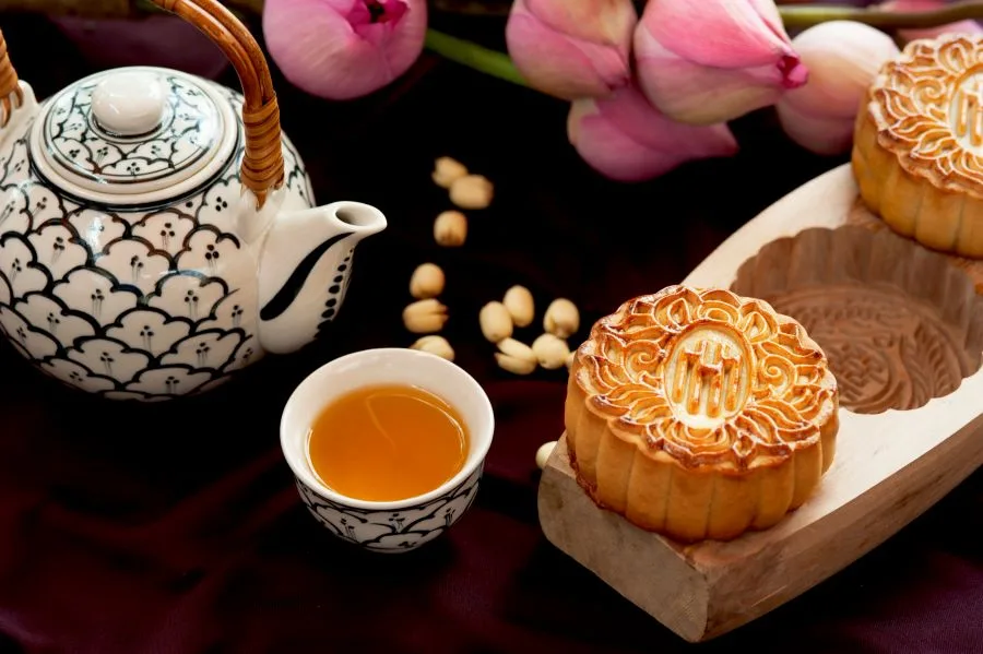 Mâm bánh trung thu truyền thống, khuôn gỗ điêu khắc và ấm trà hoa sen ngát hương thơm
